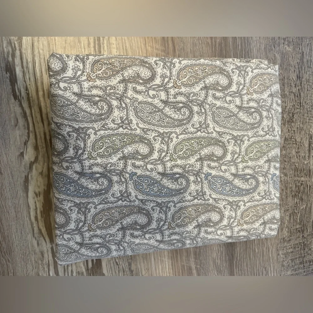 Lauren Ralph Lauren Grey Blue Paisley Queen Sheet. 100% cotton. Excellent